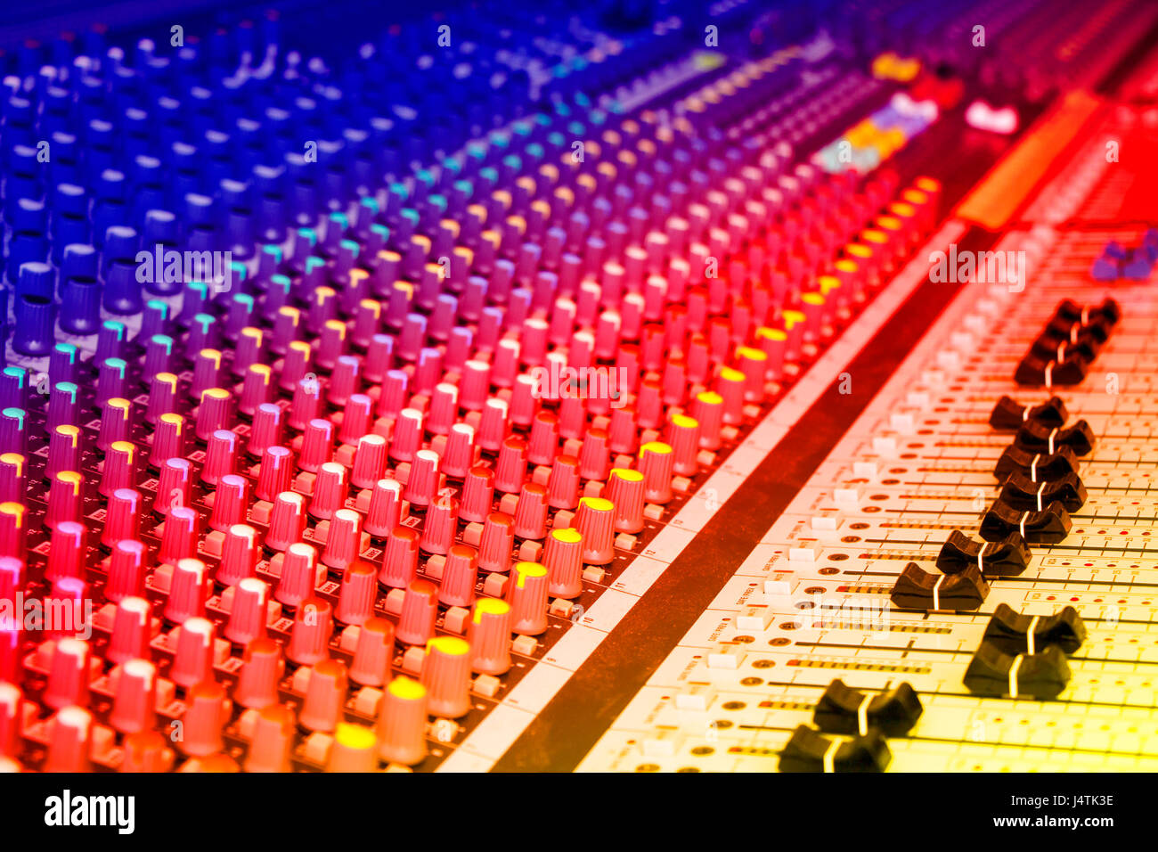 Audio della console di miscelazione con colorati i tasti retroilluminati Foto Stock