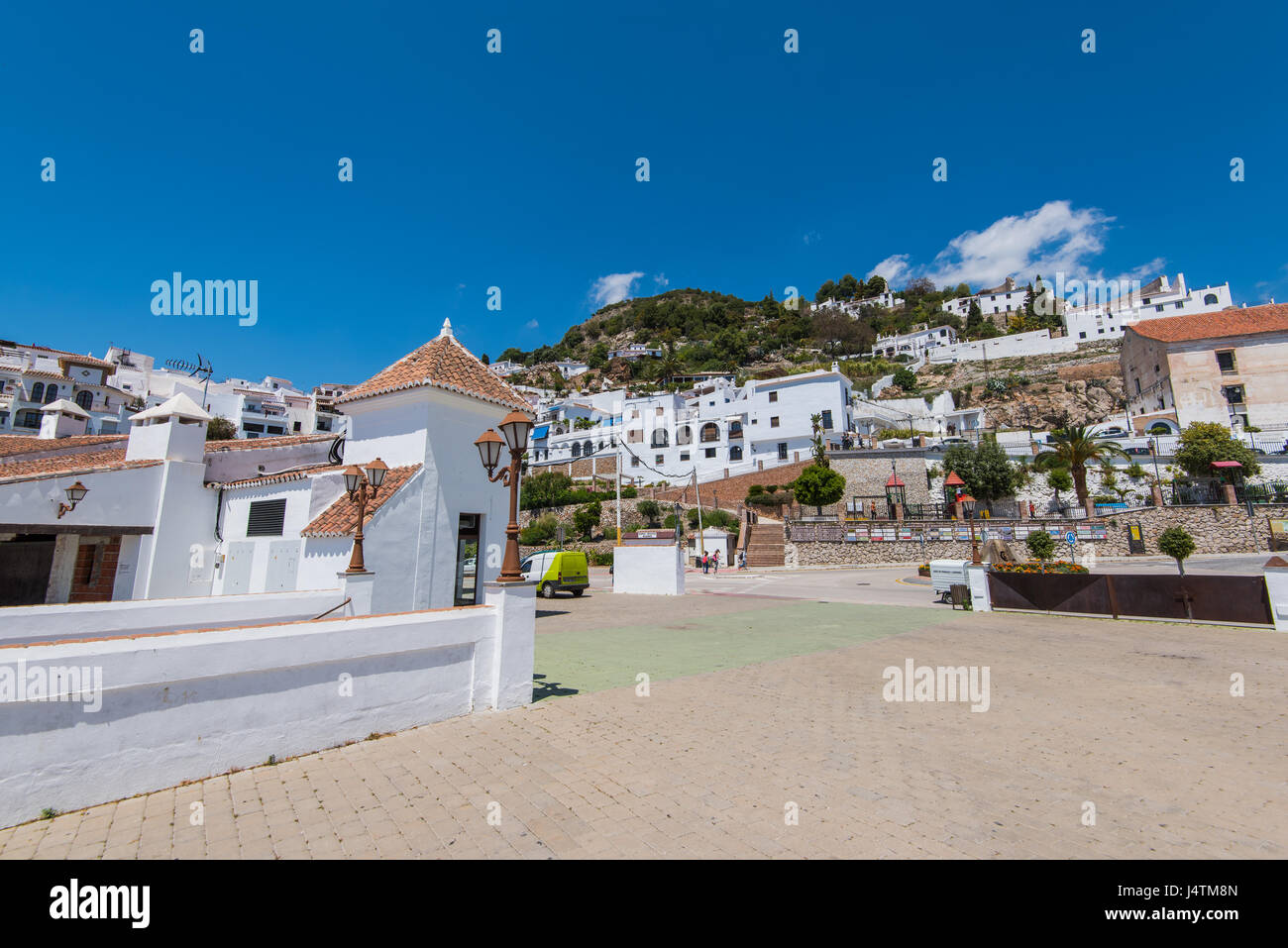 Frigiliana, Spagna - 05 Maggio 2017: strade storiche del famoso villaggio di Frigiliana vicino a Nerja, Spagna al giorno d'estate e di sole. Foto Stock