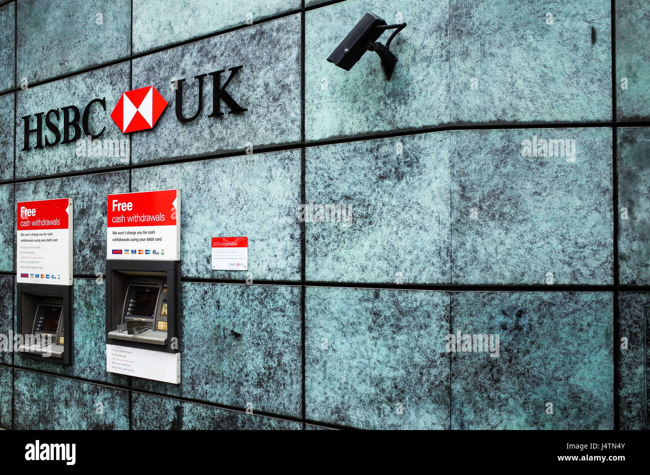 HSBC Bank cashpoints (bancomat o automatizzata di scrutatori) nella città di nel distretto finanziario londinese, UK. Foto Stock