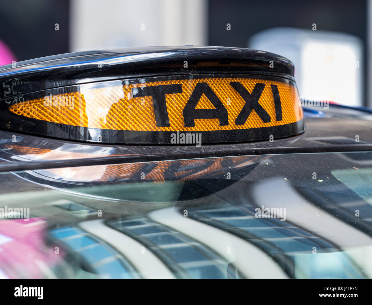 London Taxi I taxi neri - insegne luminose sul tetto di Londra Taxi (Black Cabs) segnale la loro disponibilità a noleggio. Foto Stock