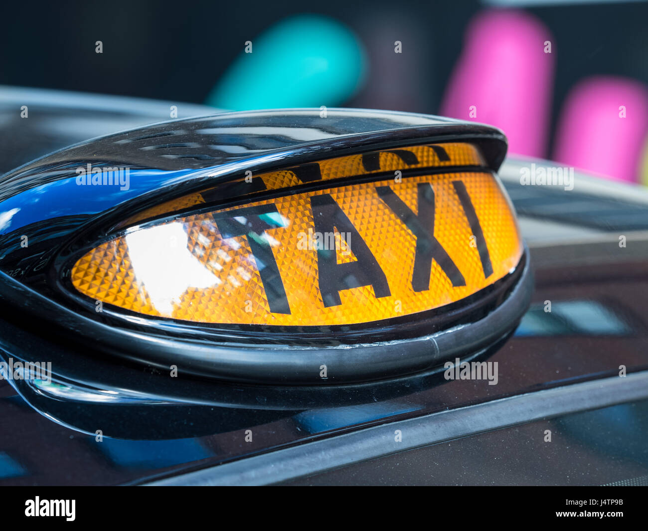 London Taxi I taxi neri - insegne luminose sul tetto di Londra Taxi (Black Cabs) segnale la loro disponibilità a noleggio. Foto Stock