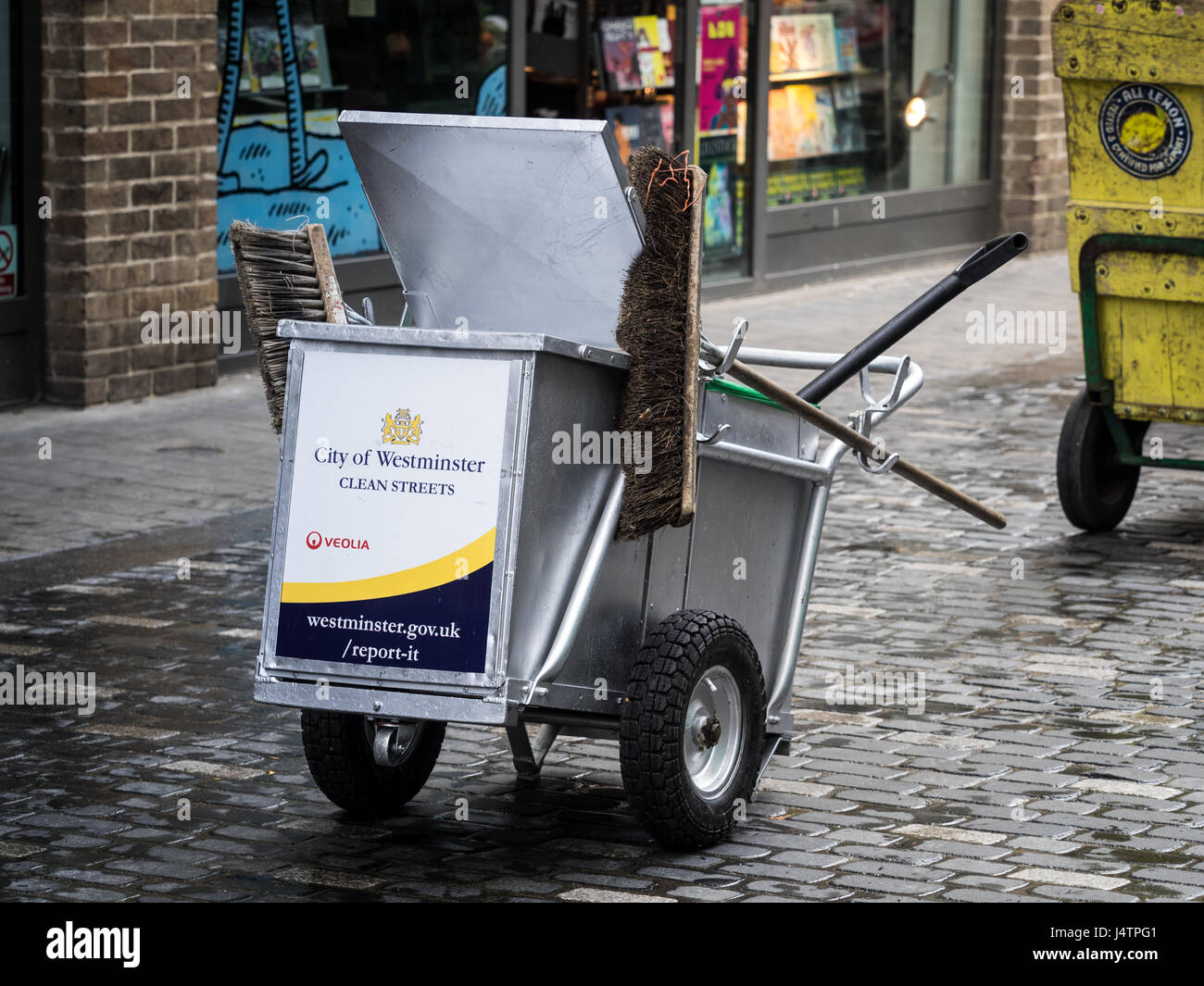 Una pulizia della strada carrello appartenenti al consiglio di Westminster a Londra centrale Foto Stock