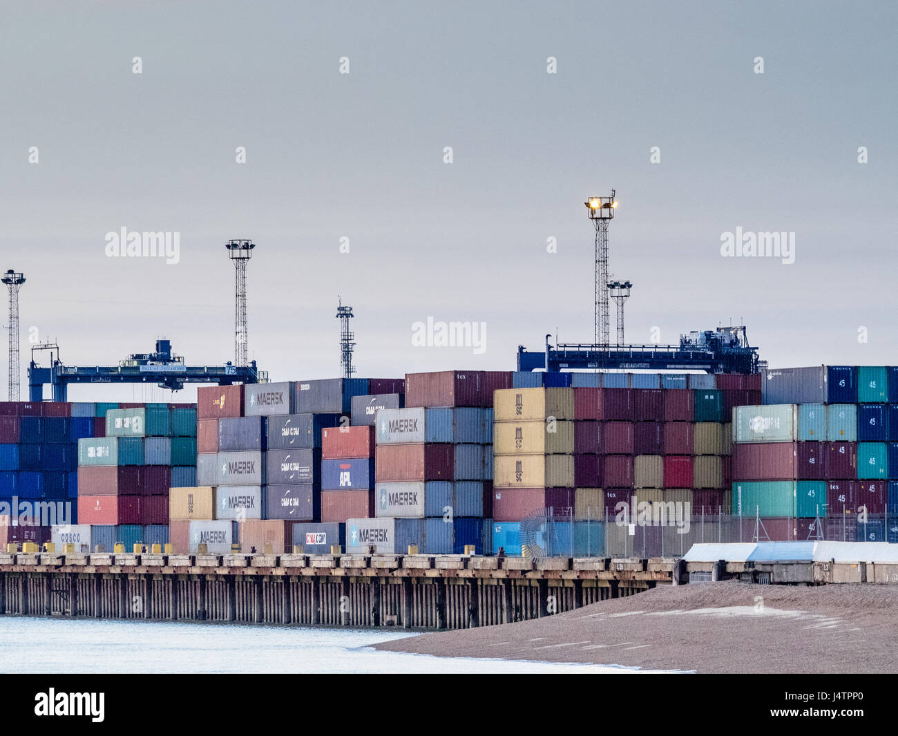Porto di Felixstowe - Spedizione di contenitori impilati allo scalo nel porto di Felixstowe, il contenitore più grande porto nel Regno Unito Foto Stock