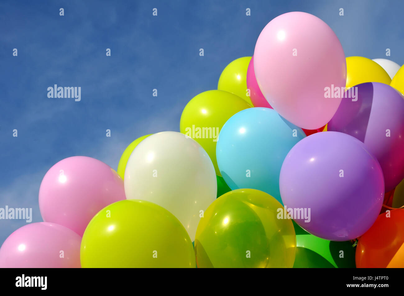 Palloncini multicolori nella città festival sul cielo blu sullo sfondo Foto Stock