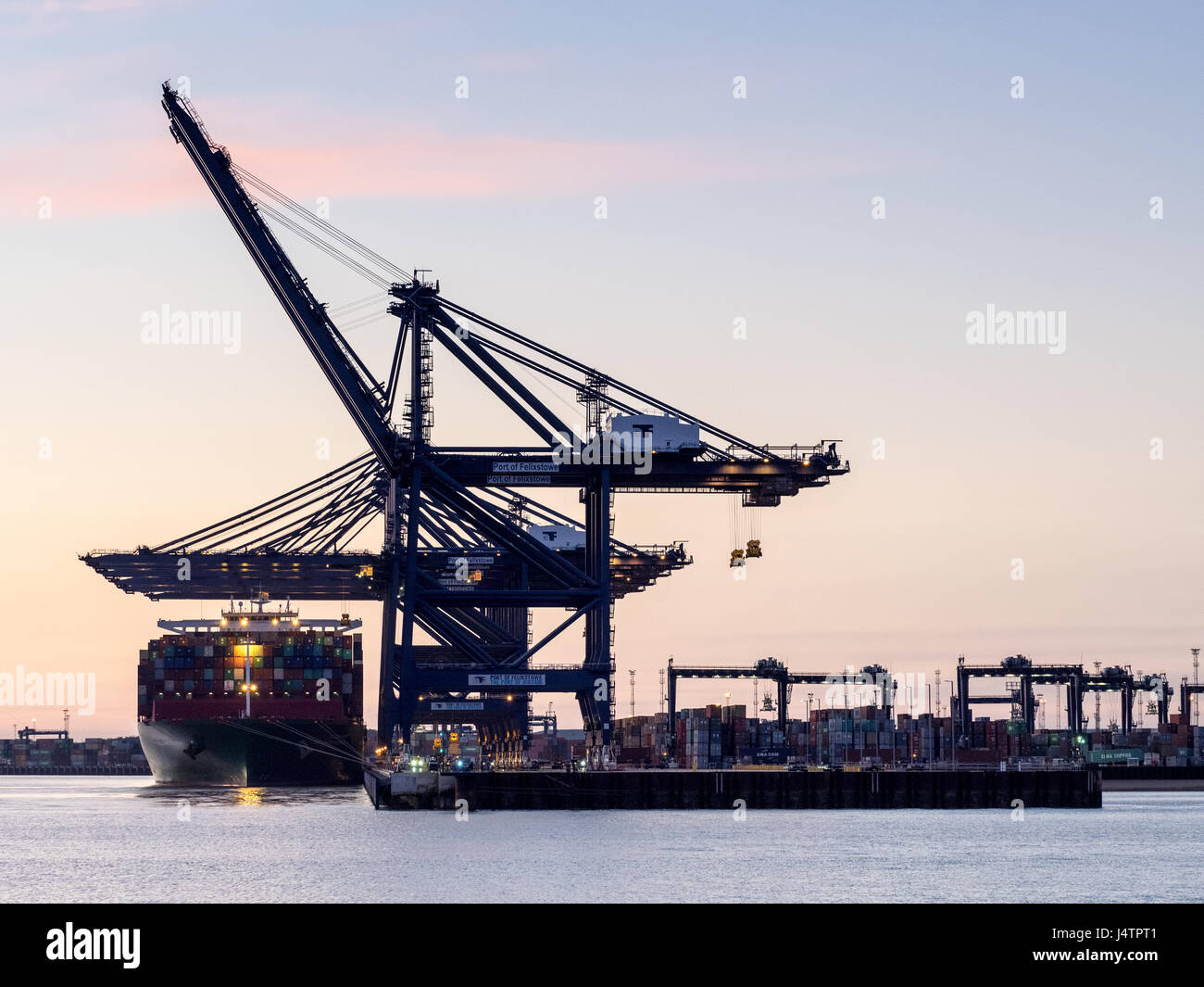 Porto di Felixstowe - Gru a vuoto ed a carico di contenitori su navi in Felixstowe, il contenitore più grande porto nel Regno Unito. Foto Stock