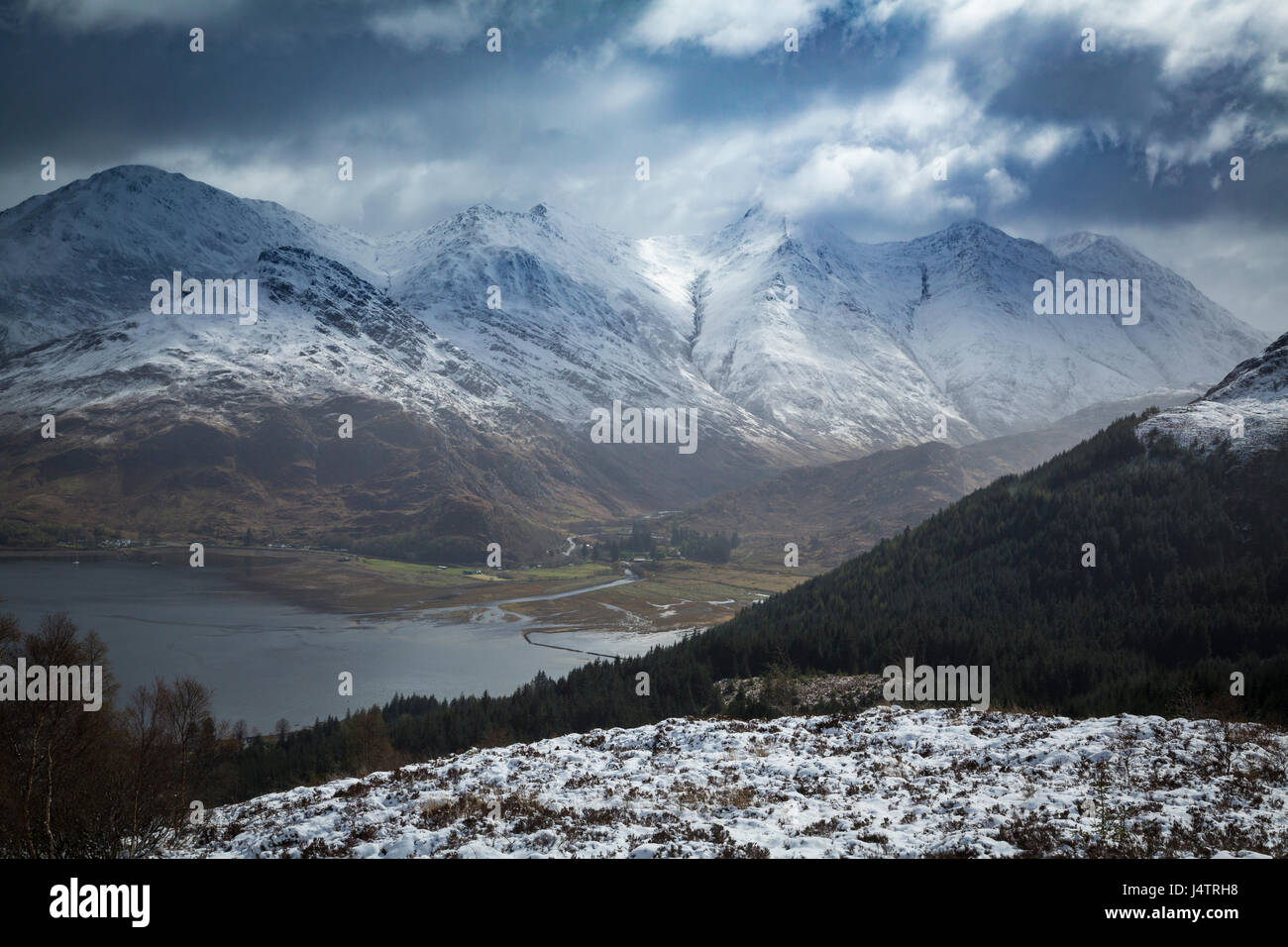 Le tempeste di neve passano oltre le cinque sorelle di Kintail, Highlands Occidentali, Scozia Foto Stock