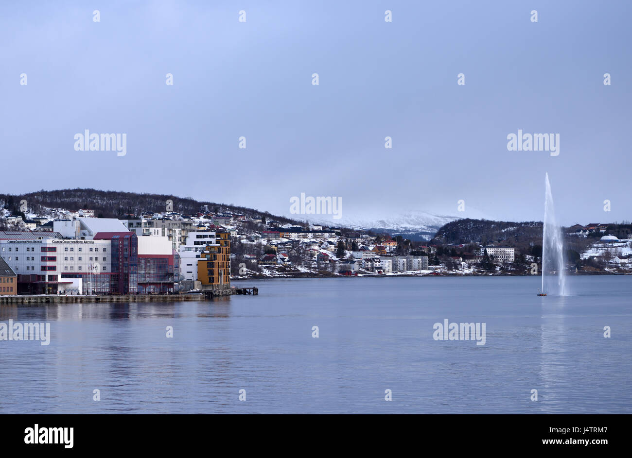 Il Selbanes Seil, Selbanes Sail, fontana a Harstad porto. Harstad, Troms, Norvegia. Foto Stock