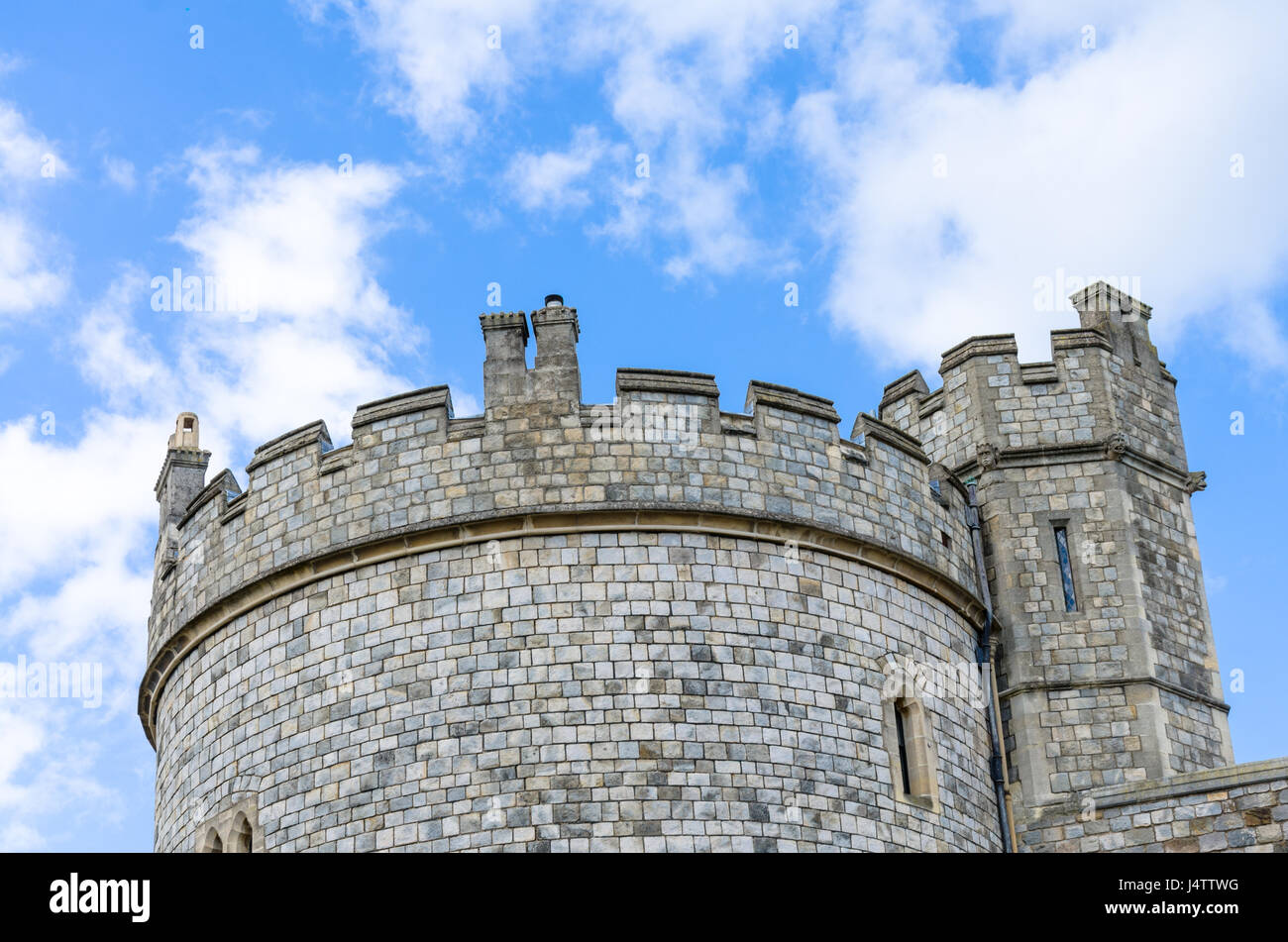 La parte superiore di un tour che fa parte della parete esterna del Castello di Windsor in Windsor, Berkshire, Regno Unito. Foto Stock