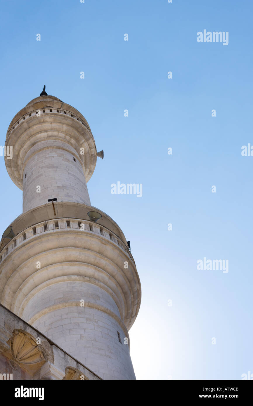 Pietra Bianca minareto in Amman Giordania fotografata da sotto con il cielo azzurro sopra. Esso dispone di altoparlanti per la adhan o una chiamata a praye Foto Stock