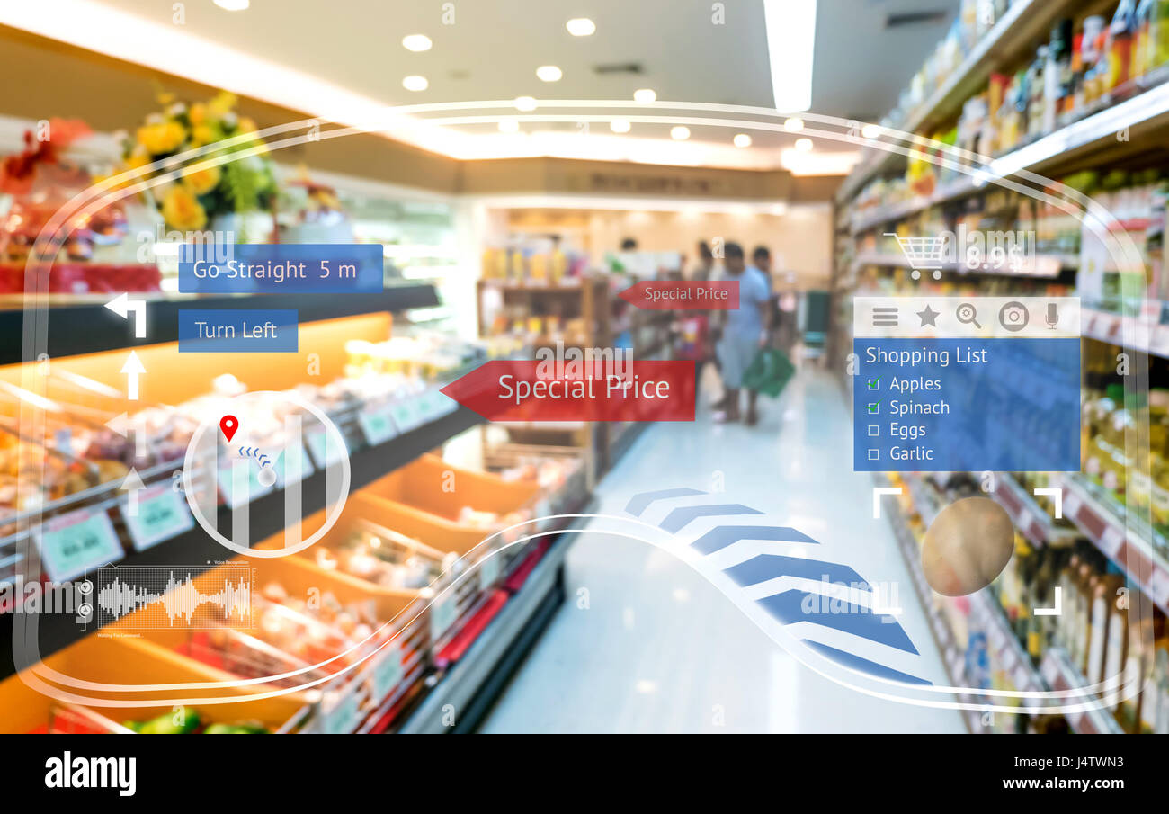 Augmented Reality marketing e smart concetto di vendita al dettaglio. Il cliente utilizzando AR occhiali applicazione di navigazione per comprare Carrello voci di elenco e trovare la vendita specia Foto Stock