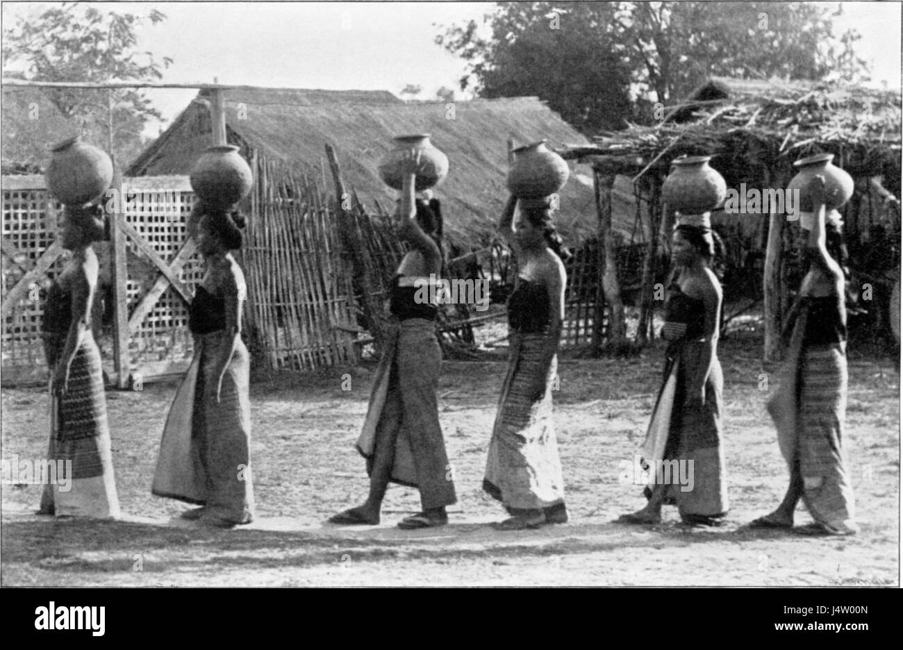 Wassertragende Birmaninnen Tamein im. (Phot. M. Ferrars). Foto Stock