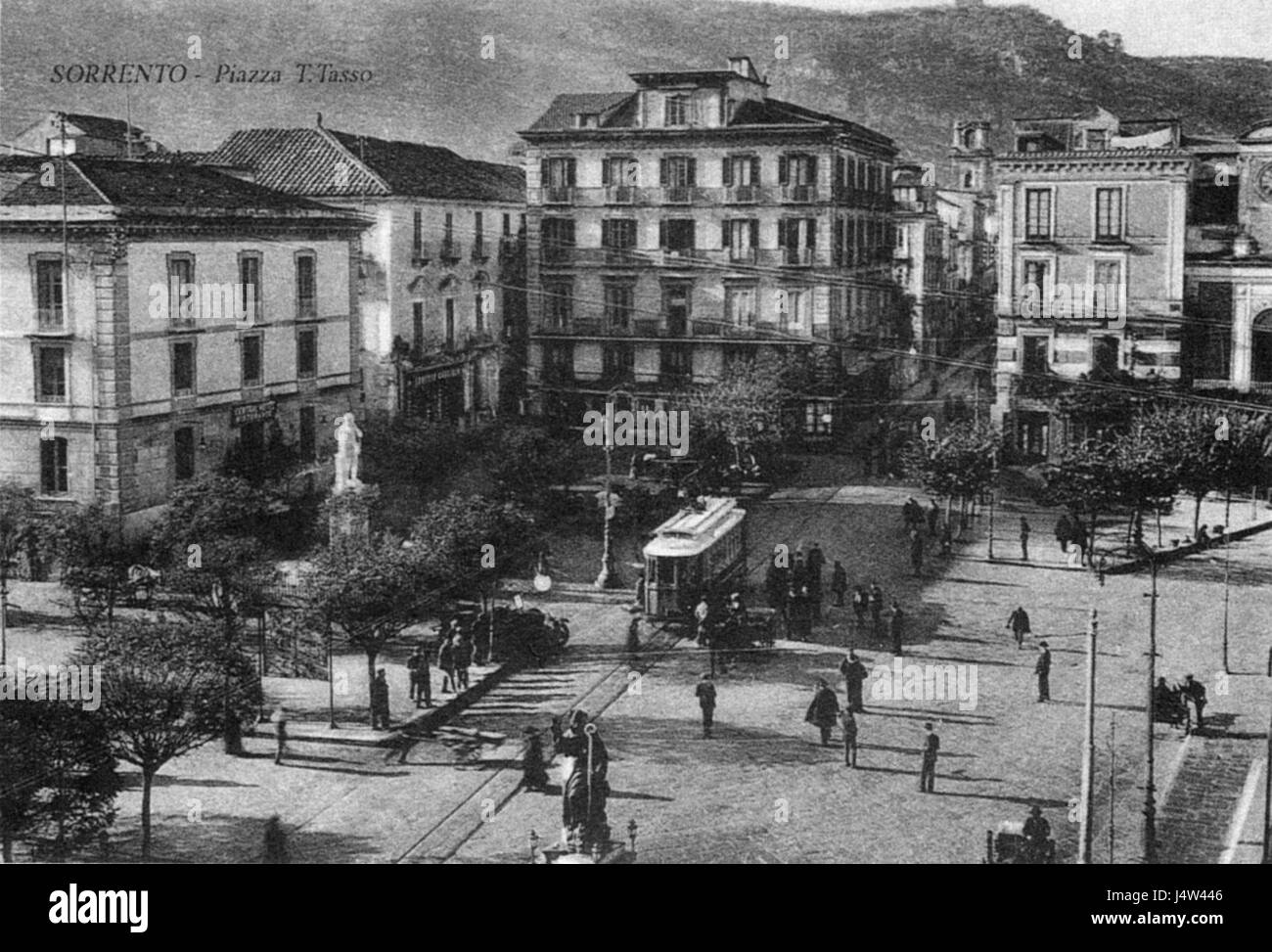 TramCasSor è un termine storico che si riferisce ad una prima forma di sistema di trasporto in tram, comunemente usato nelle città europee durante il XIX secolo. Il sistema prevedeva carrozze trainate da cavalli su rotaie, che si sono evolute nel tempo in tram elettrici, trasformando la mobilità urbana e le infrastrutture. Foto Stock