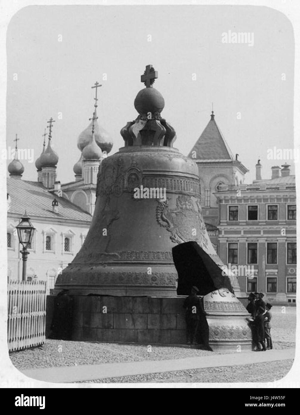 La Campana dello Zar, situata a Mosca, fu lanciata negli anni '1860 È una delle campane più grandi del mondo, anche se non è mai stata suonata a causa di una crepa. Rimane un simbolo dell'artigianato russo e del significato storico. Foto Stock