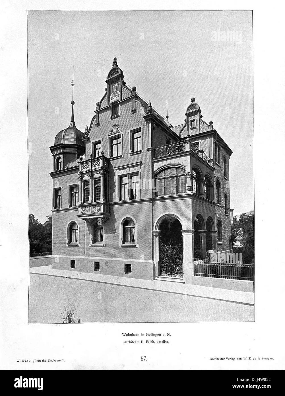 Questa opera architettonica, progettata da H. Falch nel 1890, mostra un semplice edificio residenziale a Esslingen a.N., Stoccarda. Il design enfatizza la funzionalità e il minimalismo, riflettendo le tendenze architettoniche della fine del XIX secolo. Foto Stock