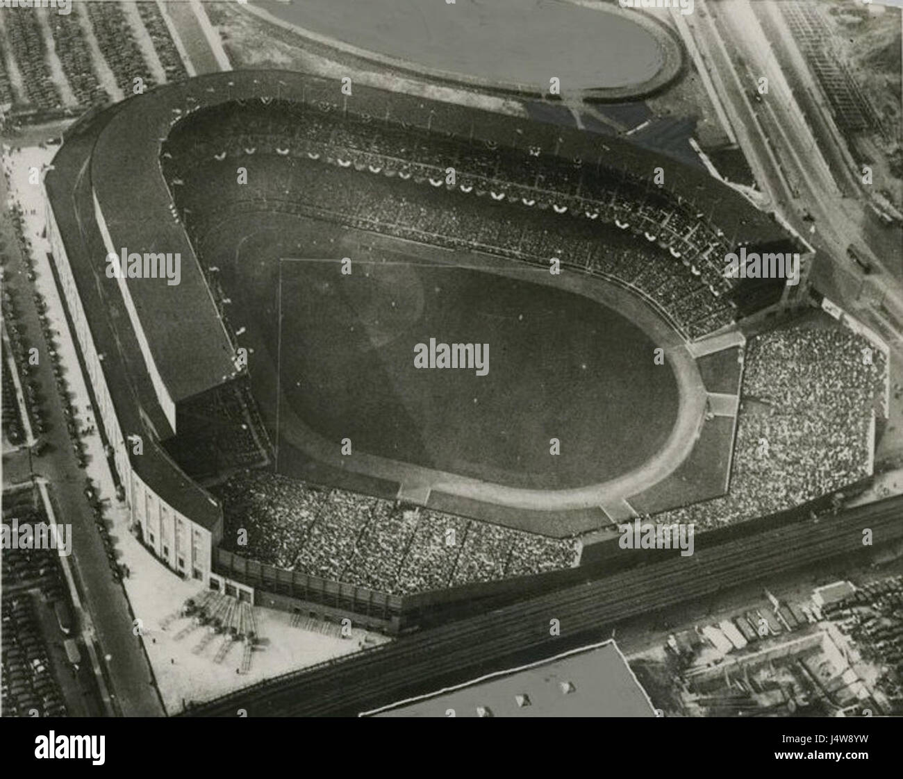 Questa vista aerea dello Yankee Stadium mostra l'iconico stadio di baseball, sede dei New York Yankees. Mette in risalto le caratteristiche architettoniche del stadiumâ e il suo significato nella storia dello sport americano come uno dei più famosi stadi di baseball. Foto Stock