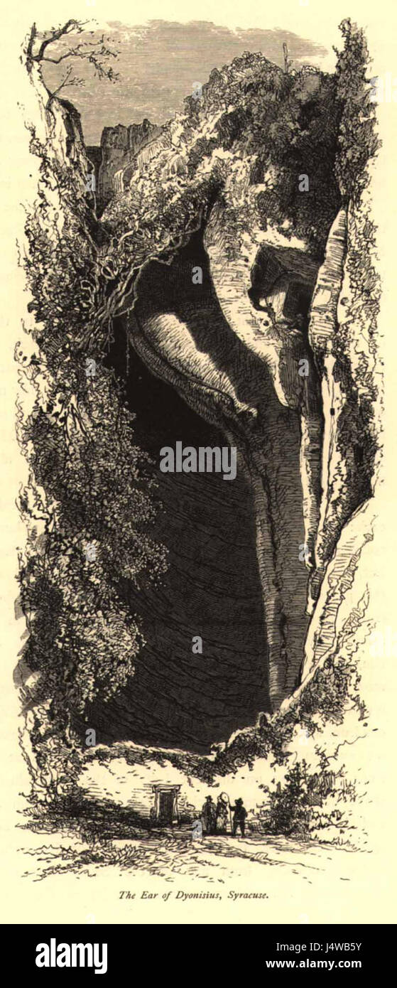 Questa incisione del 1878 di Josiah Wood Whymper, basata sull'opera di Harry Fenn, raffigura l'orecchio di Dionisio, una grande grotta a Siracusa, in Sicilia. Il sito è famoso per la sua acustica e il suo significato storico nell'antica architettura greca. Foto Stock