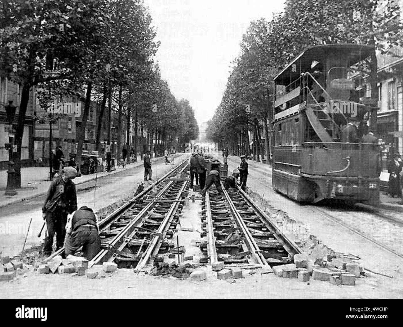 Questa immagine si riferisce a un percorso in tram, molto probabilmente in una città francese, caratterizzato da un sentiero con linee di tram e l'ambiente stradale circostante. Sottolinea le infrastrutture di trasporto pubblico nelle aree urbane. Foto Stock