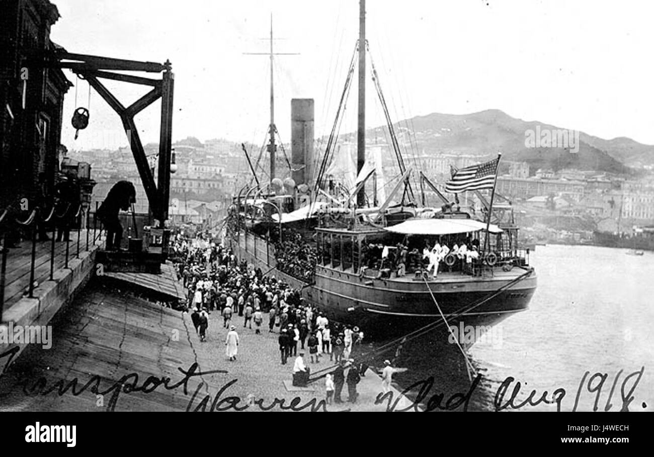 La nave per truppe Warren si riferisce a una specifica nave da trasporto militare chiamata Warren, storicamente utilizzata per il trasporto di soldati, probabilmente durante la guerra, evidenziando il suo ruolo militare strategico. Foto Stock