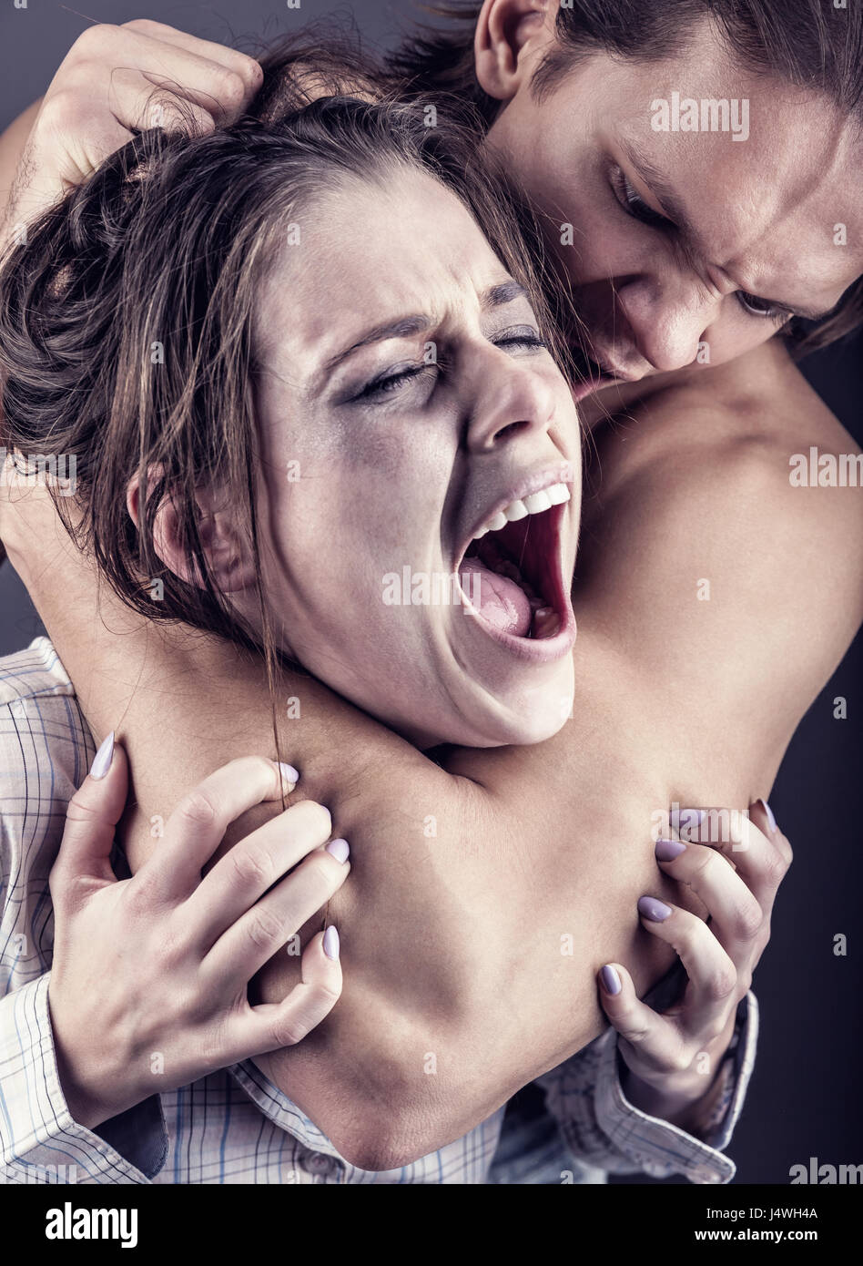 Donna sono violati e strangolato da uomo forte Foto Stock