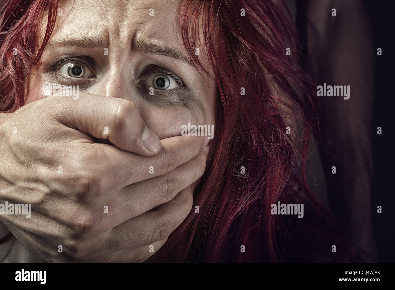 La paura di una donna vittima di violenza domestica e abuso Foto Stock