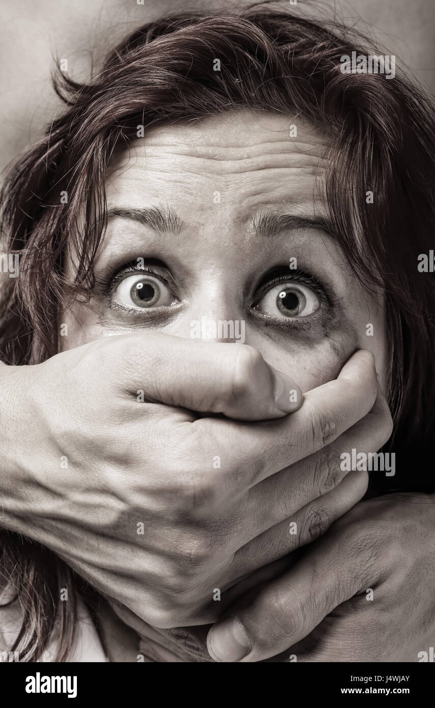 La paura di una donna vittima di violenza domestica e abuso Foto Stock