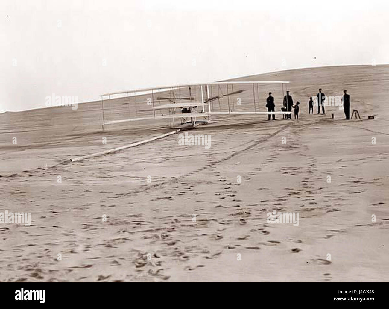 La macchina volante dei Wright Brothers del 1903, mostrata qui sulla pista di lancio, rappresenta un momento cruciale nella storia dell'aviazione, quando hanno fatto il loro primo volo di successo a Kitty Hawk, Carolina del Nord. Foto Stock