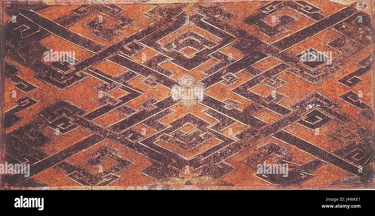 Questo tessuto di seta intrecciata risale alla dinastia Han occidentale (206 BCEâ€“9 d.C.). È conosciuta per i suoi intricati motivi e l'uso nell'abbigliamento e nell'arte decorativa, fornendo informazioni sulle antiche tecniche tessili cinesi e sull'artigianato. Foto Stock
