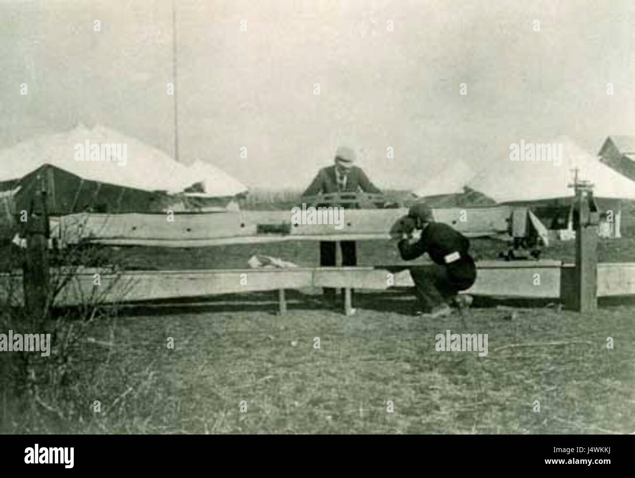 I fratelli Wright, Orville e Wilbur, furono pionieri dell'aviazione che realizzarono il primo volo controllato e sostenuto di un aereo a motore nel 1903. La loro invenzione ha rivoluzionato i trasporti e ha avuto un impatto duraturo sulla tecnologia e sulla società. Foto Stock