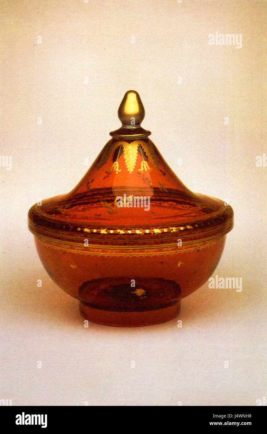 Un vaso prodotto dalla vetreria di San Pietroburgo nella seconda metà del XVIII secolo, che mostra l'artigianato e il design tipici del periodo imperiale russo. Foto Stock