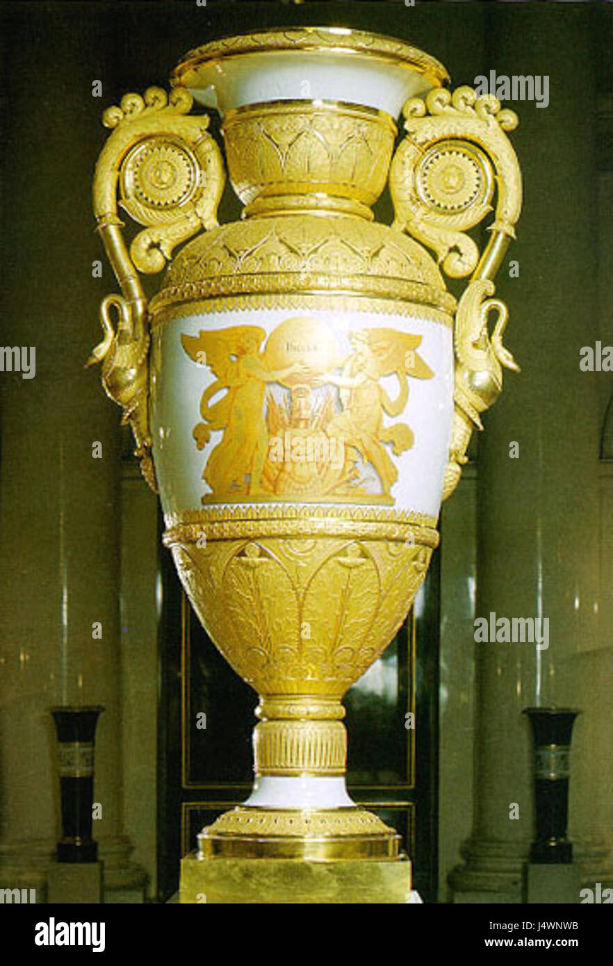 Questo vaso è un artefatto significativo proveniente dalla Russia intorno al 1709, probabilmente dal periodo del regno di Pietro il grande. Mostra l'artigianato e il design russi dei primi anni del XVIII secolo, riflettendo i progressi artistici e culturali del tempo. Foto Stock