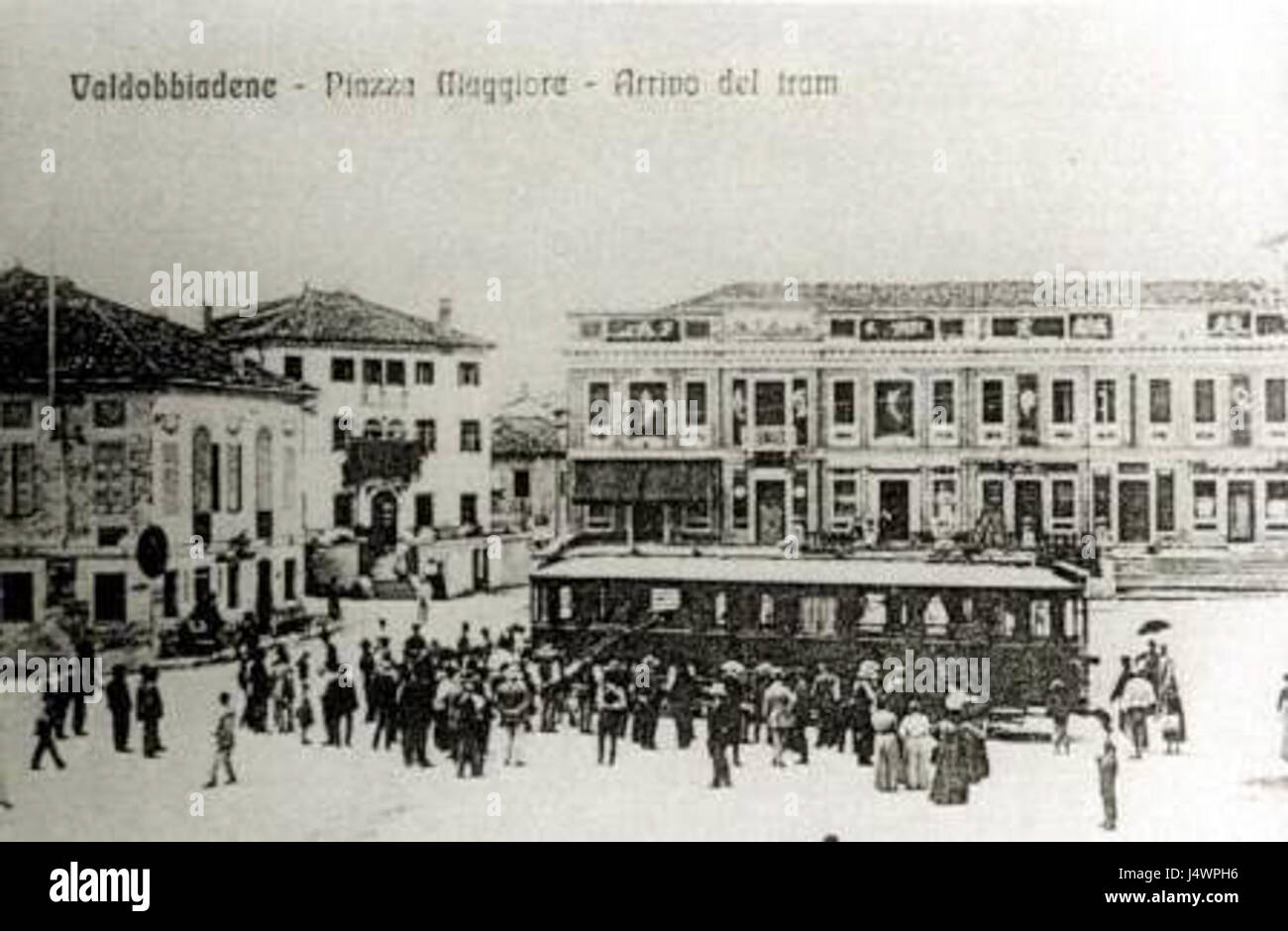 Valdobbiadene è una città del Veneto, conosciuta per i suoi panorami pittoreschi e per Piazza maggiore, una piazza storica situata nel cuore della città. Foto Stock