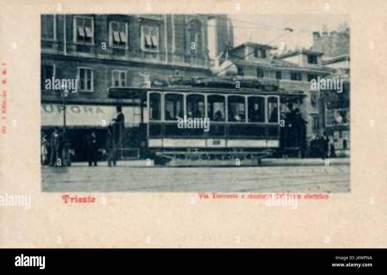 Questa cartolina d'epoca dispone di un tram a Trieste, in Italia, che mostra il sistema di trasporto della città durante un periodo storico. L'immagine fornisce uno sguardo nel paesaggio urbano di Trieste in tempi precedenti. Foto Stock