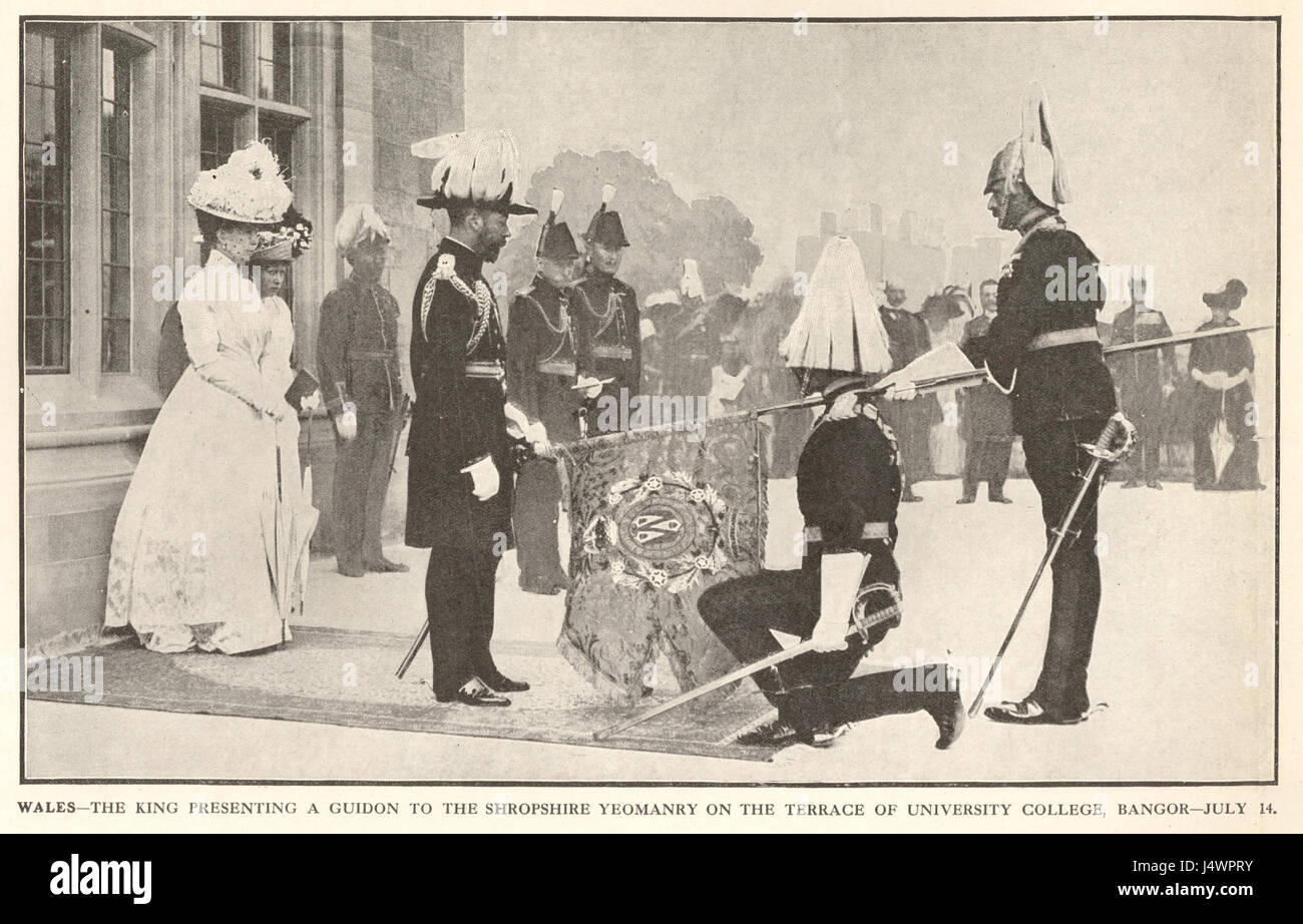 In Galles il re presentando un Guidon al Shropshire Yeomanry sulla terrazza della University College, Bangor il 14 Luglio 1911 Foto Stock