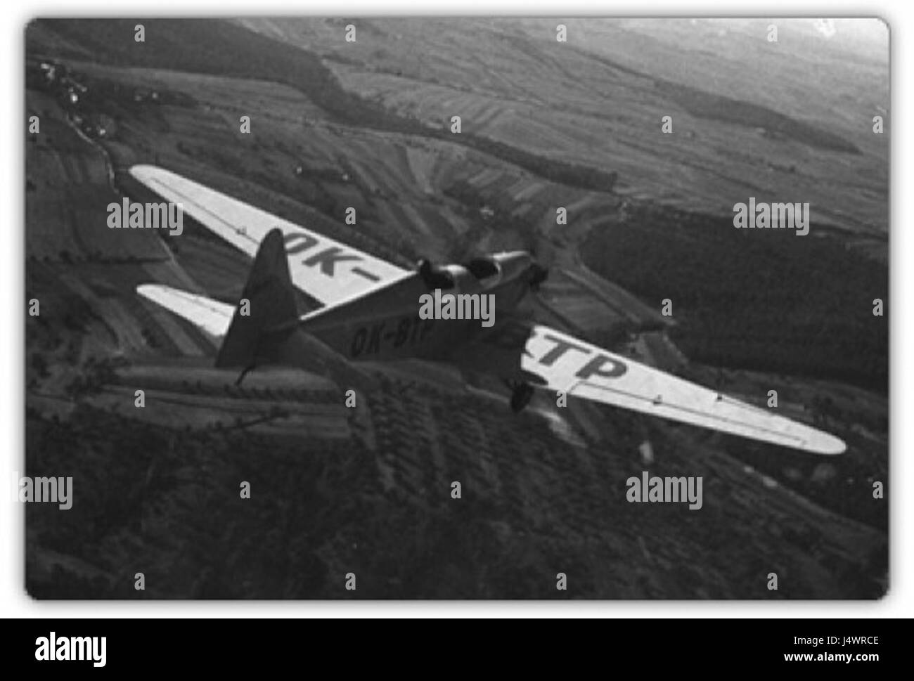 Lo Zlin XII è un velivolo storico con un design a cabina di pilotaggio aperta. Fu utilizzato all'inizio del XX secolo per vari scopi, tra cui l'addestramento e l'aviazione sportiva, riflettendo l'evoluzione dell'aviazione durante questo periodo. Foto Stock
