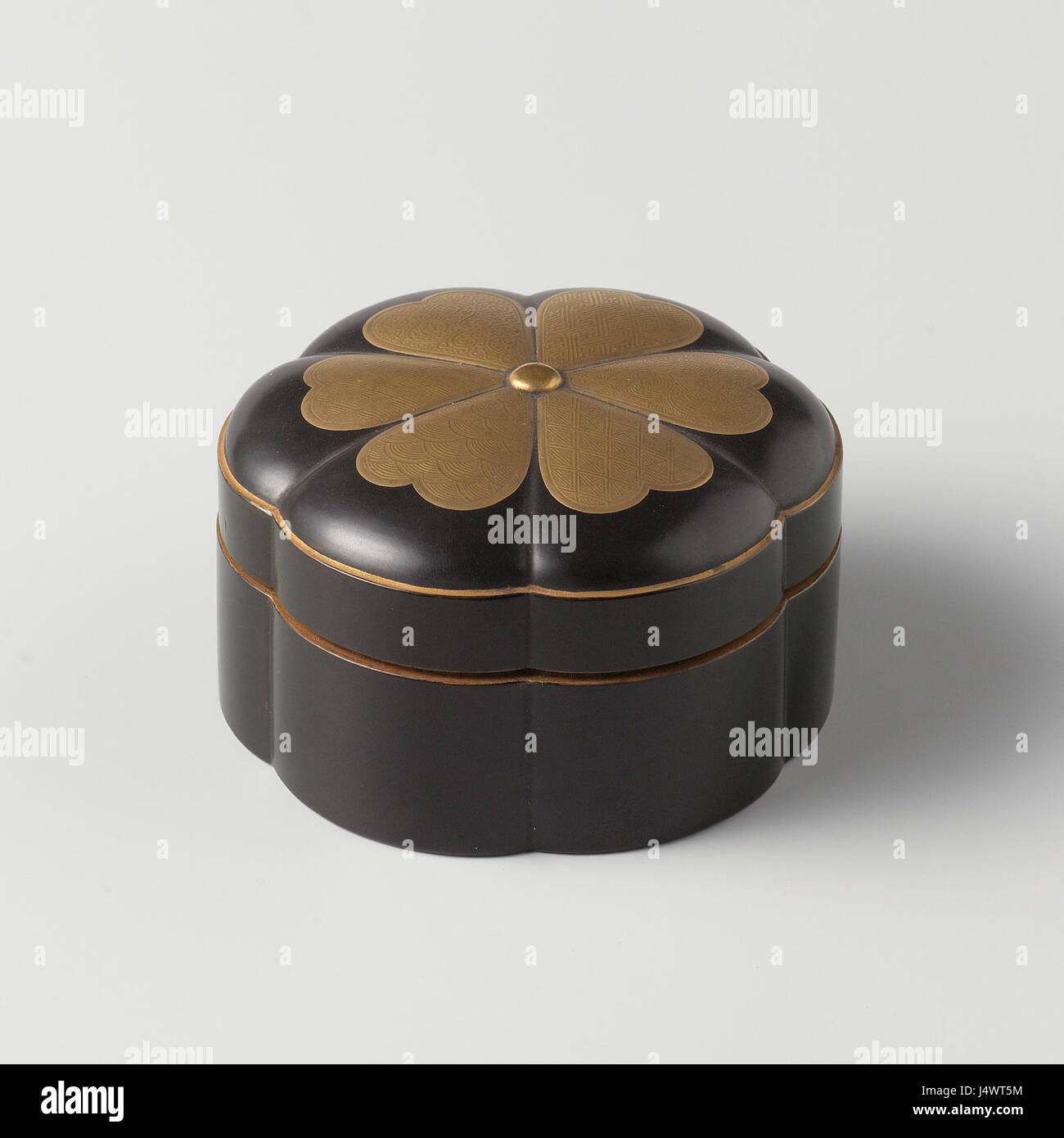 "Zeslobbige doos" è un oggetto decorativo in lacca nera con motivi floreali dorati stilizzati. Fa parte della collezione del Rijksmuseum, che mostra l'artigianato tradizionale giapponese nella tecnica del makie. Foto Stock