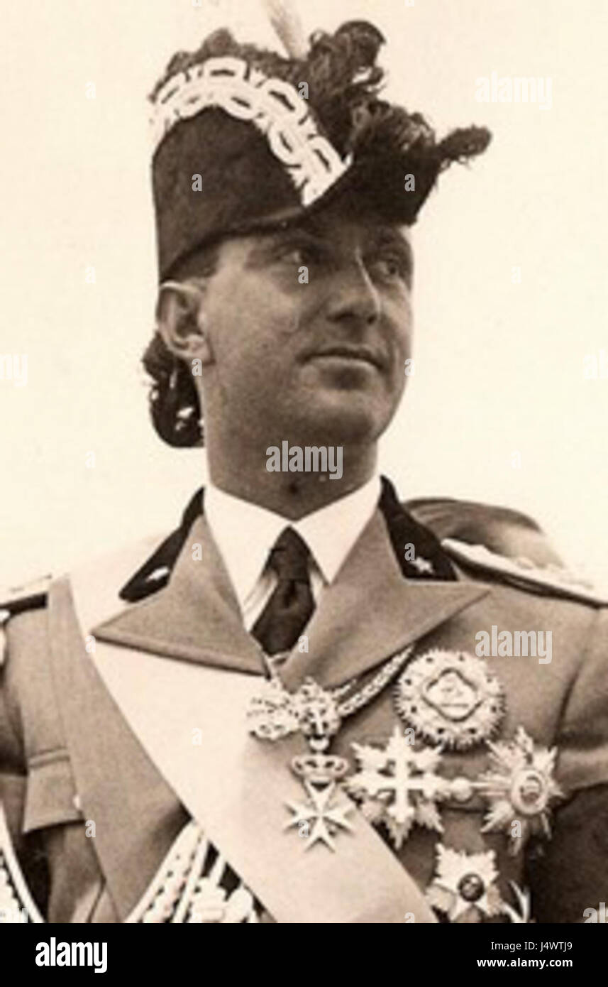 Umberto II fu l'ultimo re d'Italia, regnando per un breve periodo nel 1946 prima che la monarchia fosse abolita. Il suo breve regno segnò la fine della monarchia italiana e l'istituzione della Repubblica italiana. Foto Stock