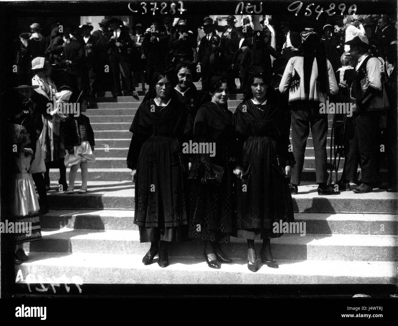 Questa immagine raffigura costumi bretoni delle regioni di Vannes e Union in Francia, che vanno dal 1532 al 1932. L'abbigliamento tradizionale riflette il ricco patrimonio culturale della Bretagna nel nord-ovest della Francia, mostrando costumi storici usati dalla gente del posto in diversi periodi. Foto Stock