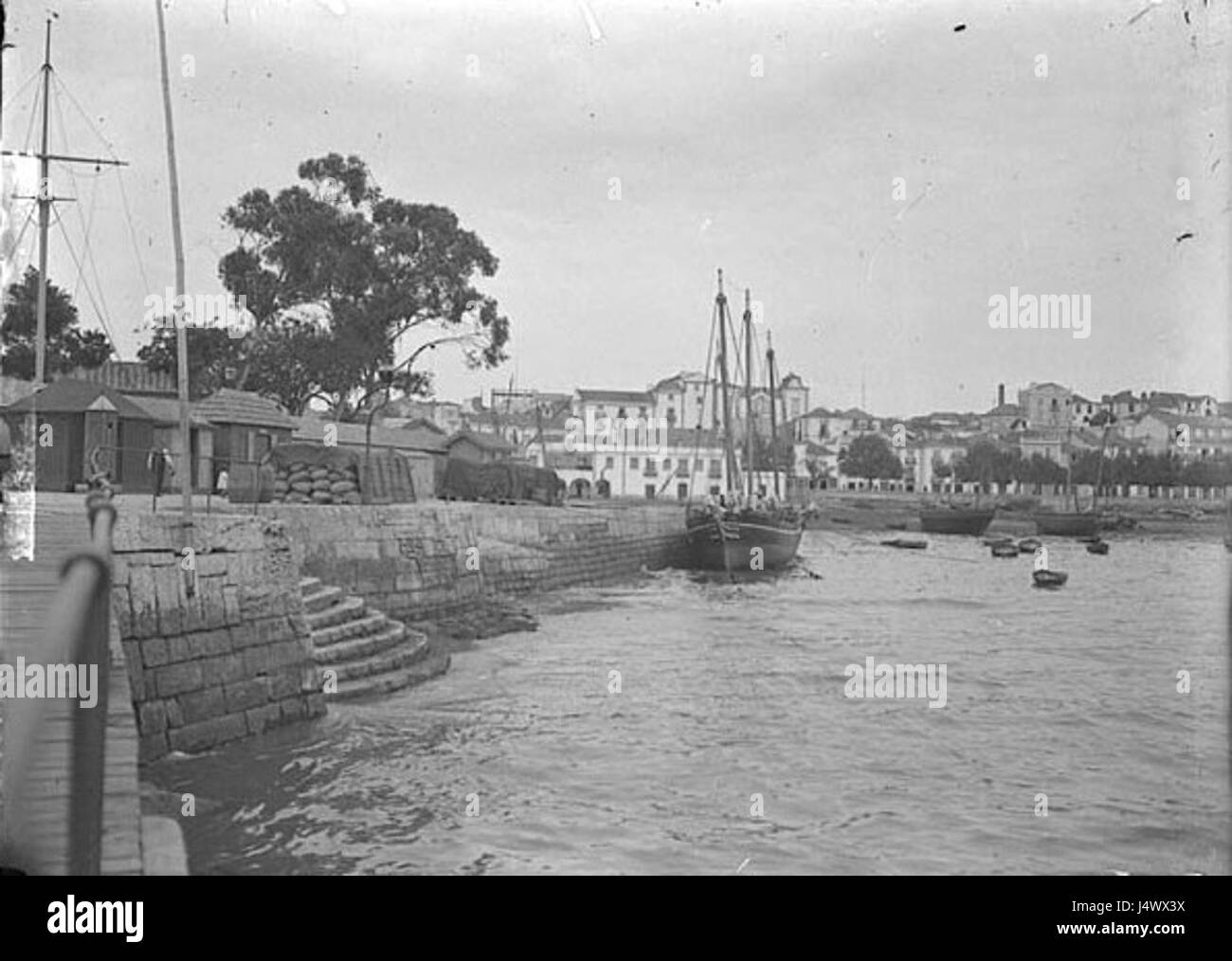 Una vista panoramica di Setúbal, una città costiera del Portogallo, conosciuta per la sua bellezza naturale, i monumenti storici e il vivace porto. Questa immagine cattura l'affascinante lungomare e i paesaggi circostanti della città. Foto Stock