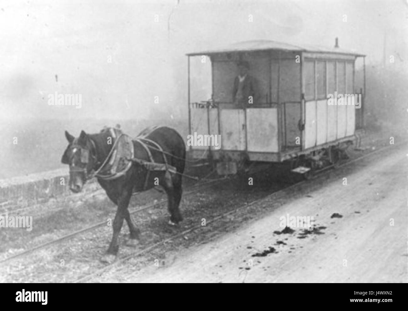 Il "tram a cavalli per Roccabianca" si riferisce a un tram trainato da cavalli utilizzato per il trasporto in Italia, che probabilmente collega Roccabianca con altre città vicine. I tram trainati da cavalli erano popolari prima dell'uso diffuso dei veicoli a motore. Foto Stock