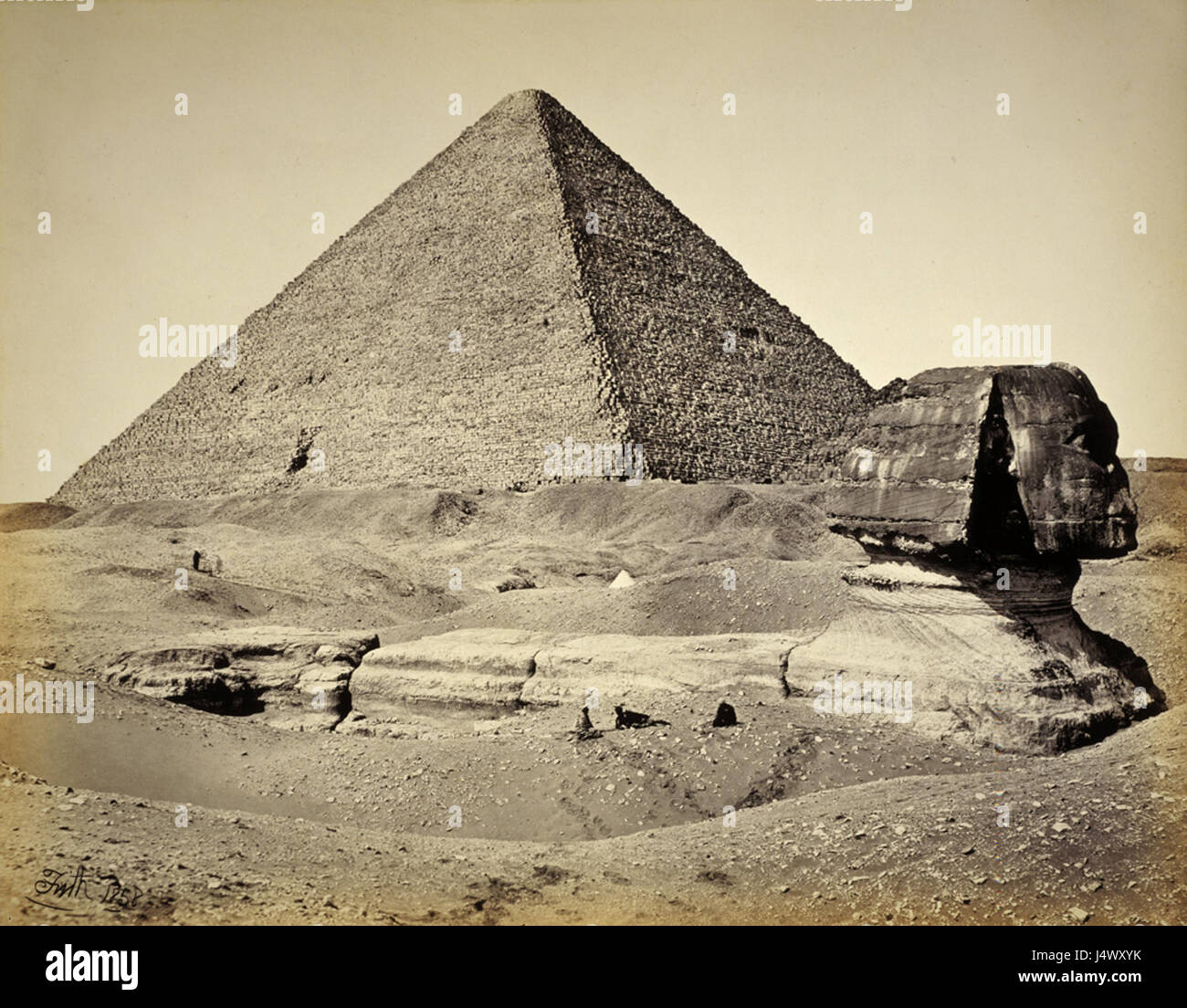 Questo titolo si riferisce a due dei monumenti più iconici dell'antico Egitto: La grande Piramide di Giza e la Sfinge. Entrambi sono significativi punti di riferimento archeologici e culturali, spesso discussi in relazione all'antica civiltà egiziana, alla loro costruzione, scopo e importanza storica. Foto Stock