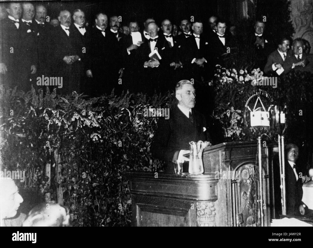 Questa frase si riferisce probabilmente a un discorso pronunciato da Franz von Papen, un politico e ufficiale militare tedesco, noto per il suo coinvolgimento nell'ascesa del regime nazista. I suoi discorsi furono cruciali negli sviluppi politici della Repubblica di Weimar e del periodo nazista. Foto Stock Questa frase si riferisce probabilmente a un discorso pronunciato da Franz von Papen, un politico e ufficiale militare tedesco, noto per il suo coinvolgimento nell'ascesa del regime nazista. I suoi discorsi furono cruciali negli sviluppi politici della Repubblica di Weimar e del periodo nazista. Foto Stock