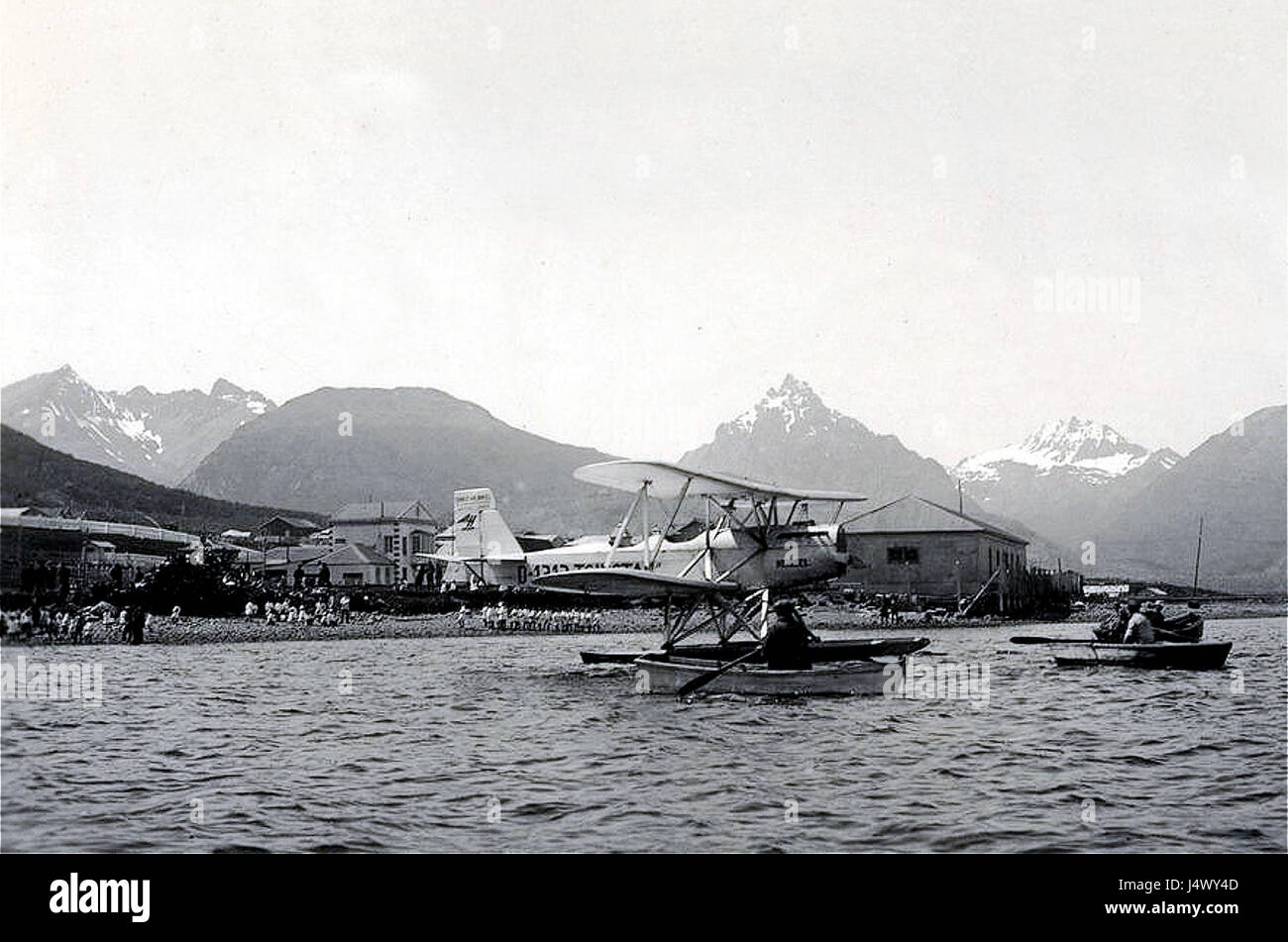 Un collegamento storico tra Tsingtau (oggi Qingdao) e Ushuaia (Argentina), documentato nel 1928, evidenziando gli scambi culturali e la distanza geografica tra le due località. Foto Stock