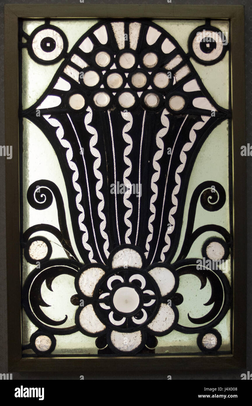 Il motivo del cardo, utilizzato nel design intorno al 1920, è un elemento decorativo che si trova in varie forme d'arte, dai tessuti alla ceramica. Il cardo, spesso associato alla Scozia, simboleggia la forza e la resilienza. Il design riflette gli stili Art Nouveau o Art Deco prevalenti in questo periodo, noti per le loro forme organiche e i motivi stilizzati. Foto Stock