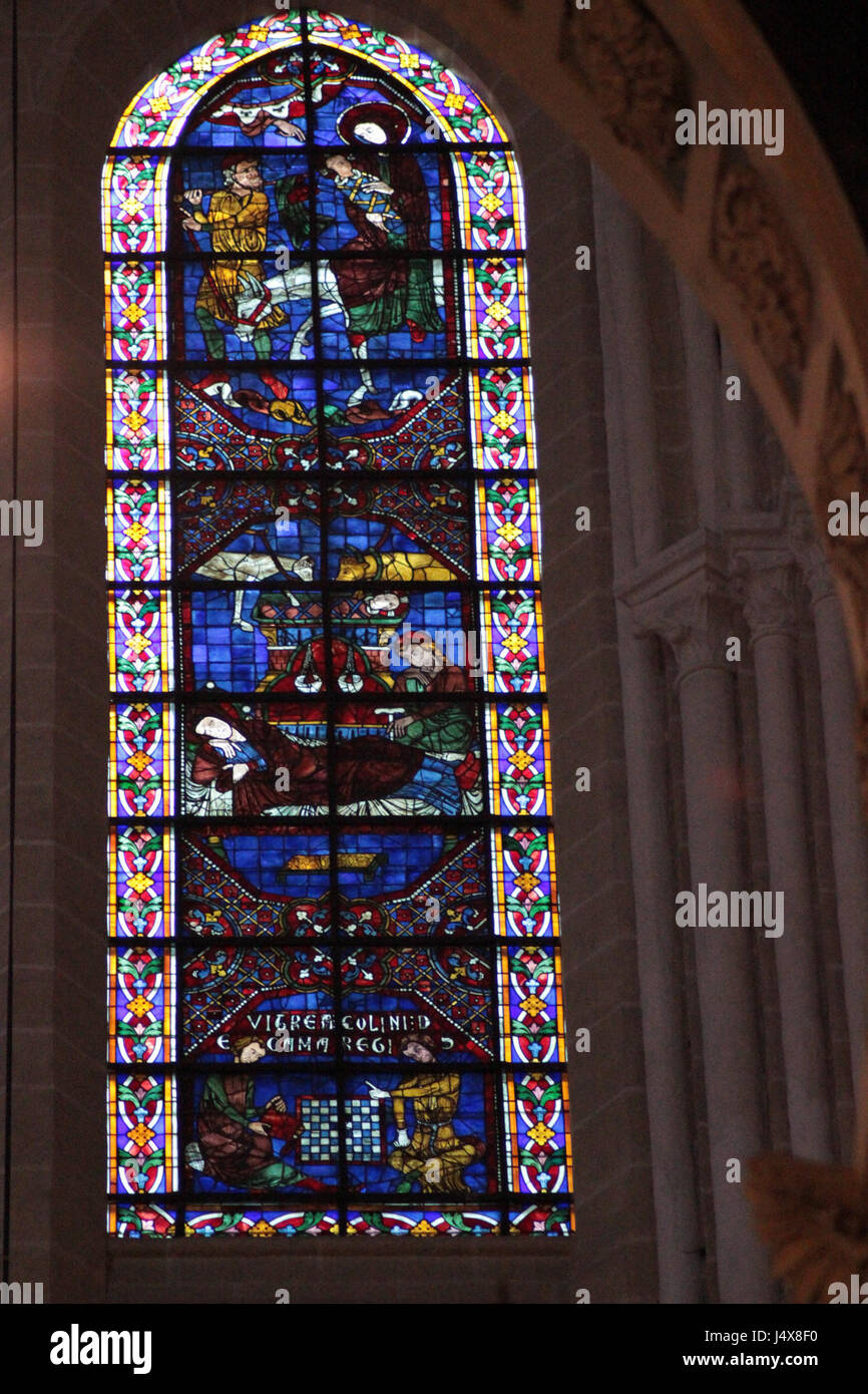 "Vitrail Chartres 114 d" si riferisce alle vetrate colorate (vitrail) della Cattedrale di Chartres, in Francia. Il '114 d' può indicare un numero specifico di finestre o pannelli nella rinomata cattedrale, famosa per la sua architettura medievale e le vetrate colorate. Foto Stock