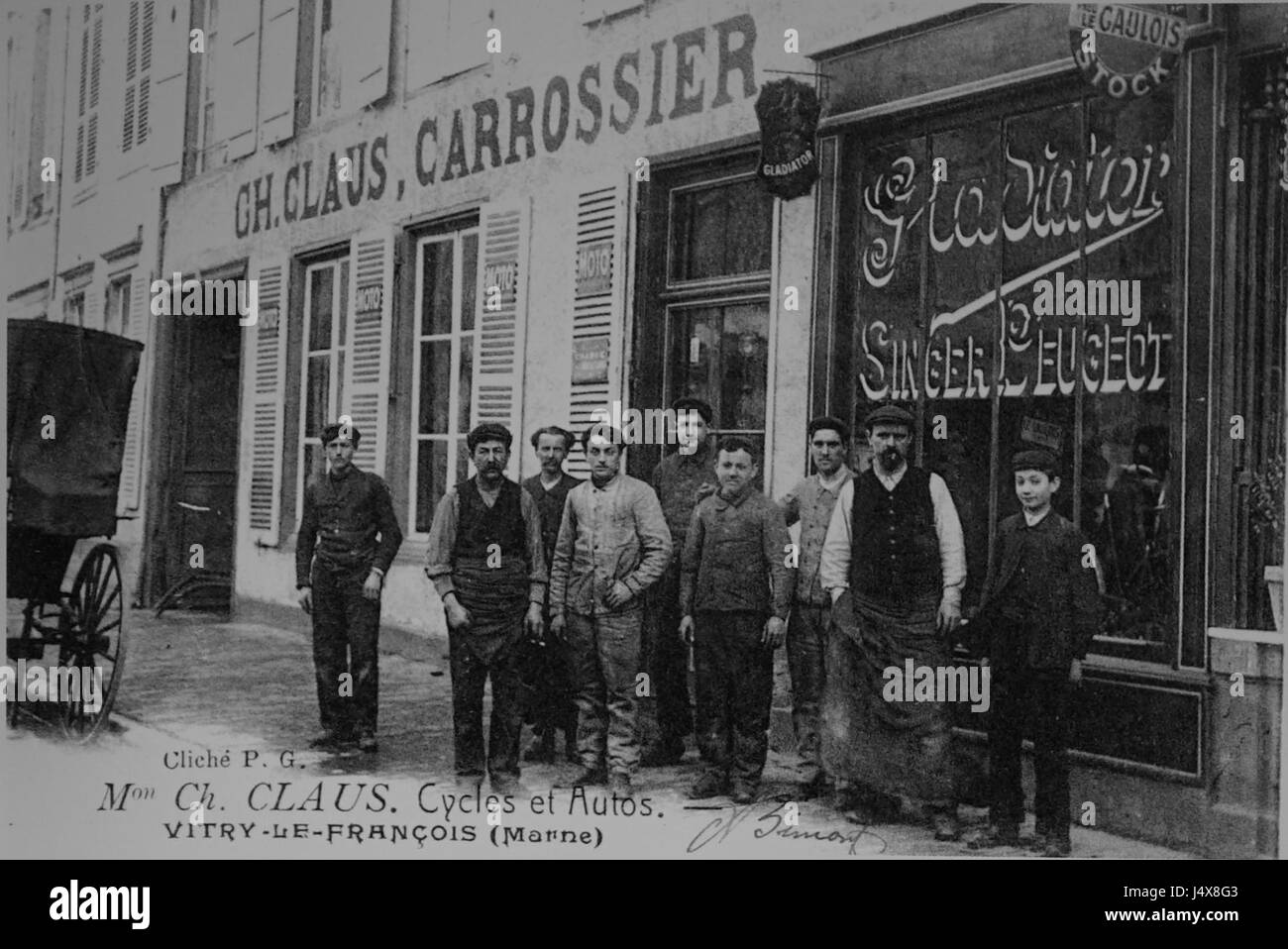 Questa immagine raffigura un garage a Vitry-le-FranÃ§ois, Francia, che ospita veicoli Peugeot e Singer. Riflette la storia dell'artigianato automobilistico e i primi giorni della produzione automobilistica nella regione. Foto Stock