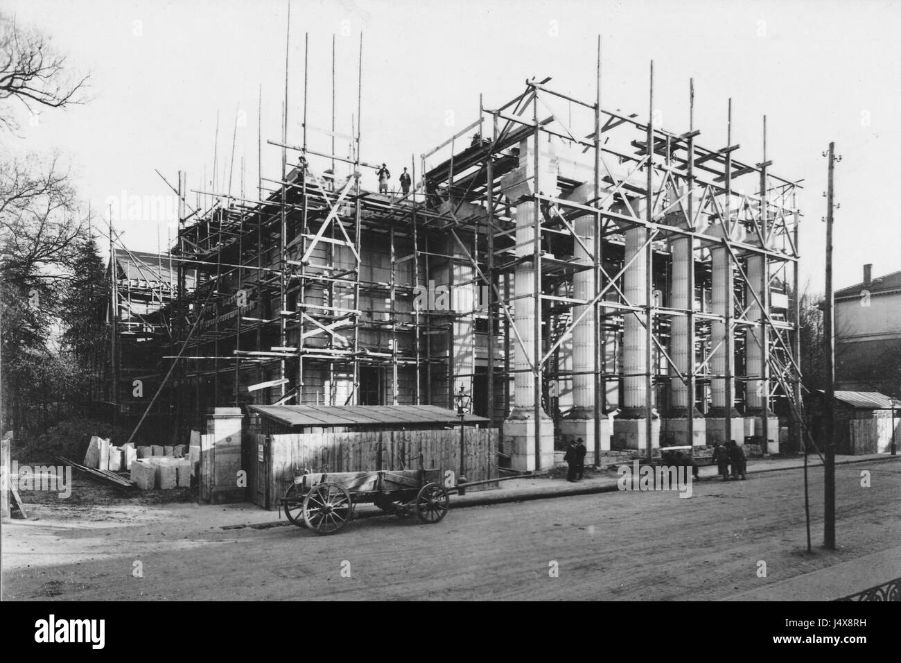 Theaterbau si riferisce all'architettura teatrale, in particolare in contesti storici. Rappresenta la progettazione e la costruzione di spazi dedicati allo spettacolo, tra cui palcoscenici, disposizione dei posti a sedere e acustica, importanti nei luoghi culturali. Foto Stock Theaterbau si riferisce all'architettura teatrale, in particolare in contesti storici. Rappresenta la progettazione e la costruzione di spazi dedicati allo spettacolo, tra cui palcoscenici, disposizione dei posti a sedere e acustica, importanti nei luoghi culturali. Foto Stock