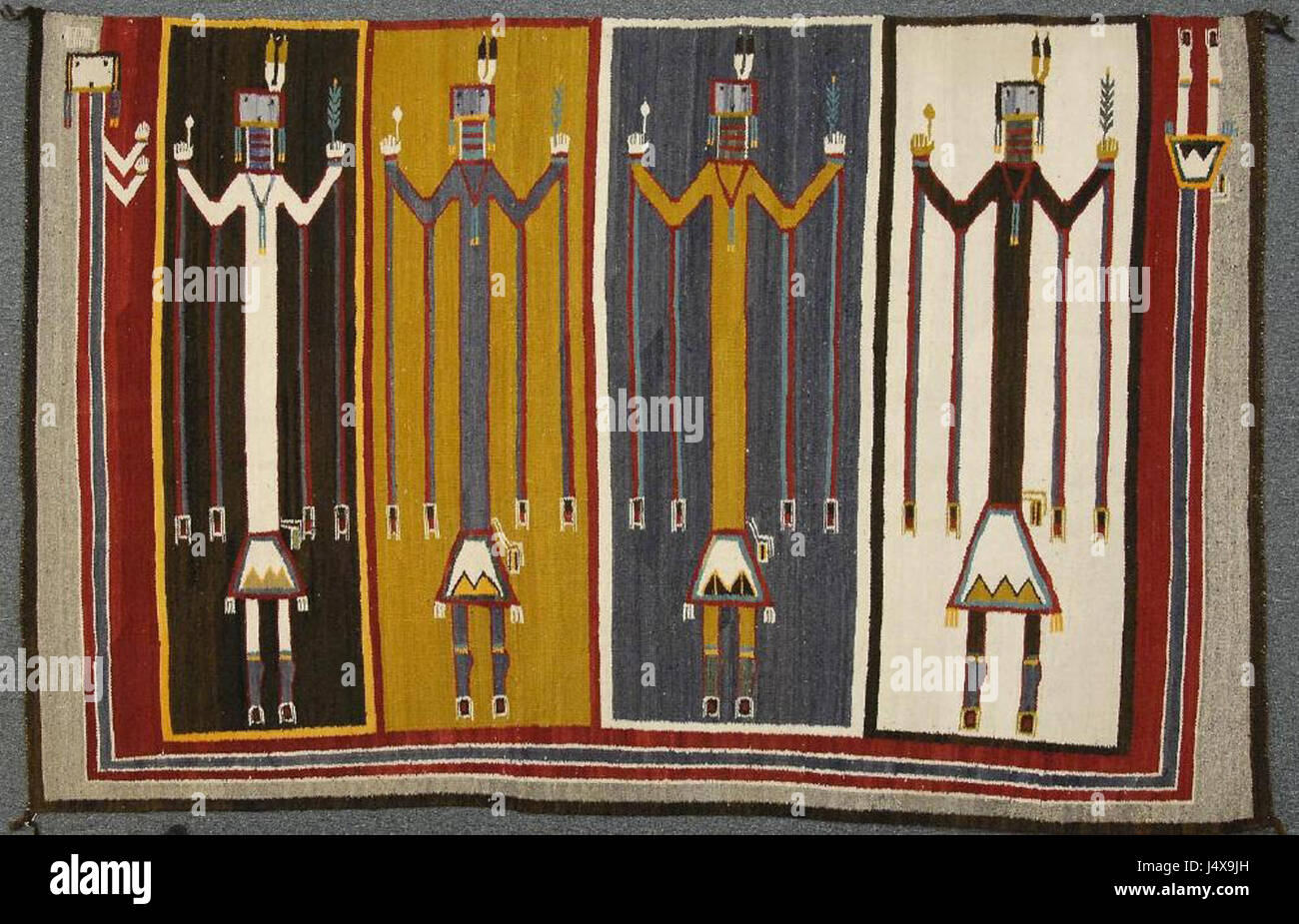 Questo arazzo Navajo Ye'ii, creato tra il 1920 e il 1930, è un esempio di tessitura tradizionale dei nativi americani. Esposto al McNay Art Museum, mette in risalto il patrimonio culturale e artistico del popolo Navajo. Foto Stock