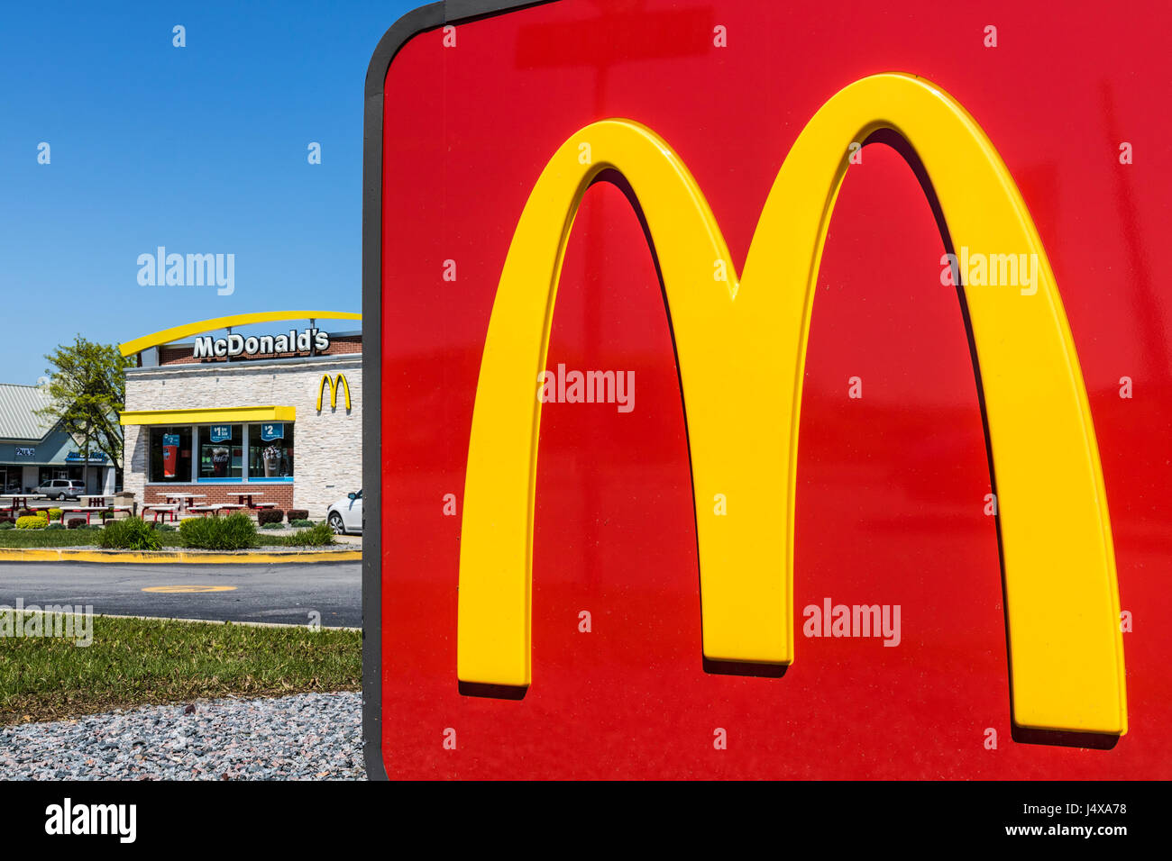 Indianapolis - Circa nel maggio 2017: ristorante McDonald's ubicazione. McDonald's è una catena di ristoranti di Hamburger XI Foto Stock