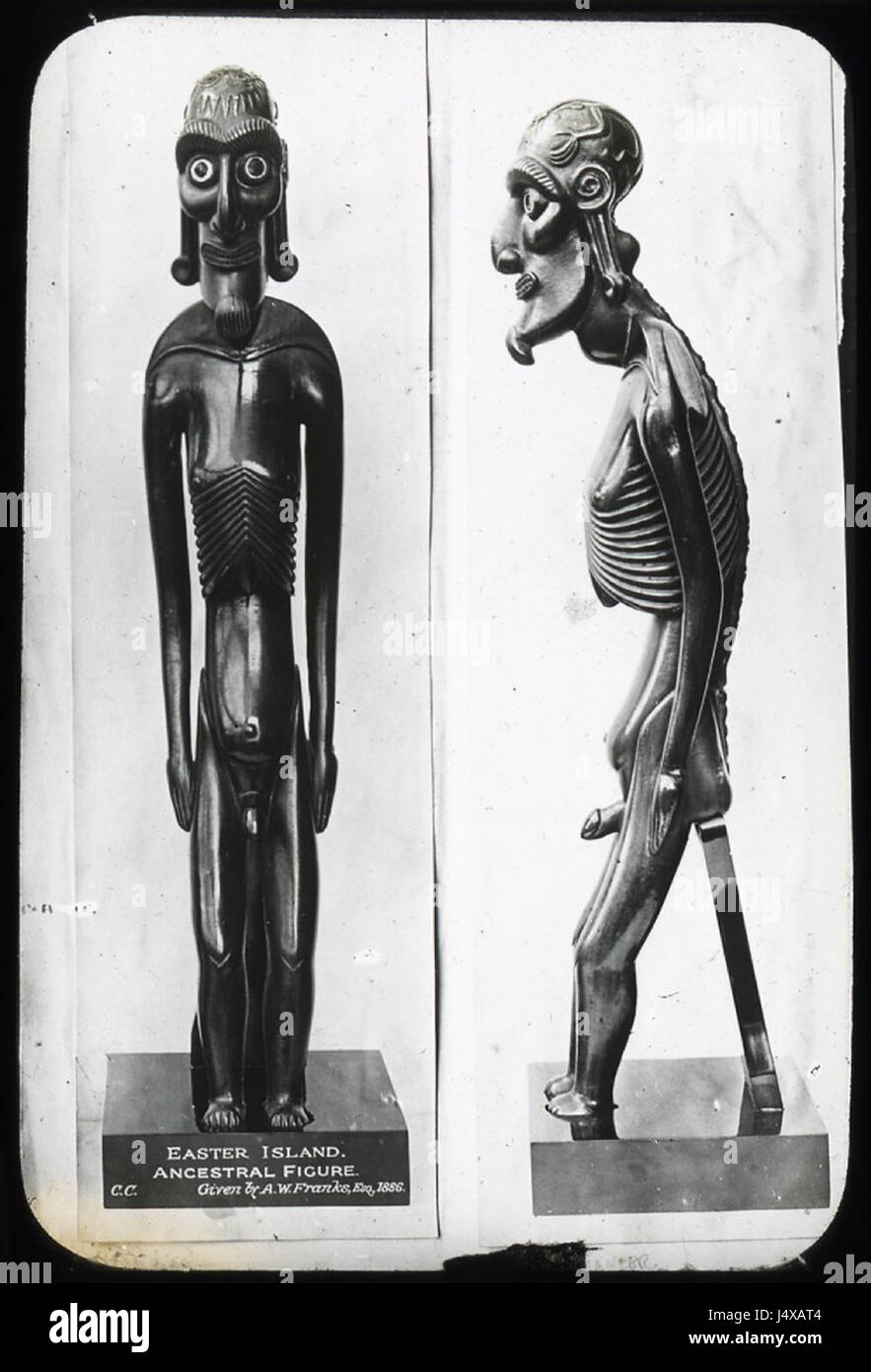 Due immagini giuntati insieme; una vista anteriore e laterale del legno stesso moai Kavakava figura antropomorfa carving che rappresentano gli spiriti akuaku, supportato su una base. Oc,G.T.1730, British Museum Foto Stock