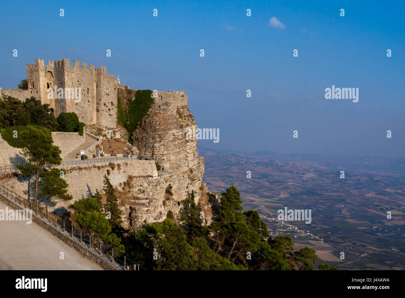 Castello storico di Venezia in Erice, in Sicilia si siede in alto sopra la città di seguito Foto Stock
